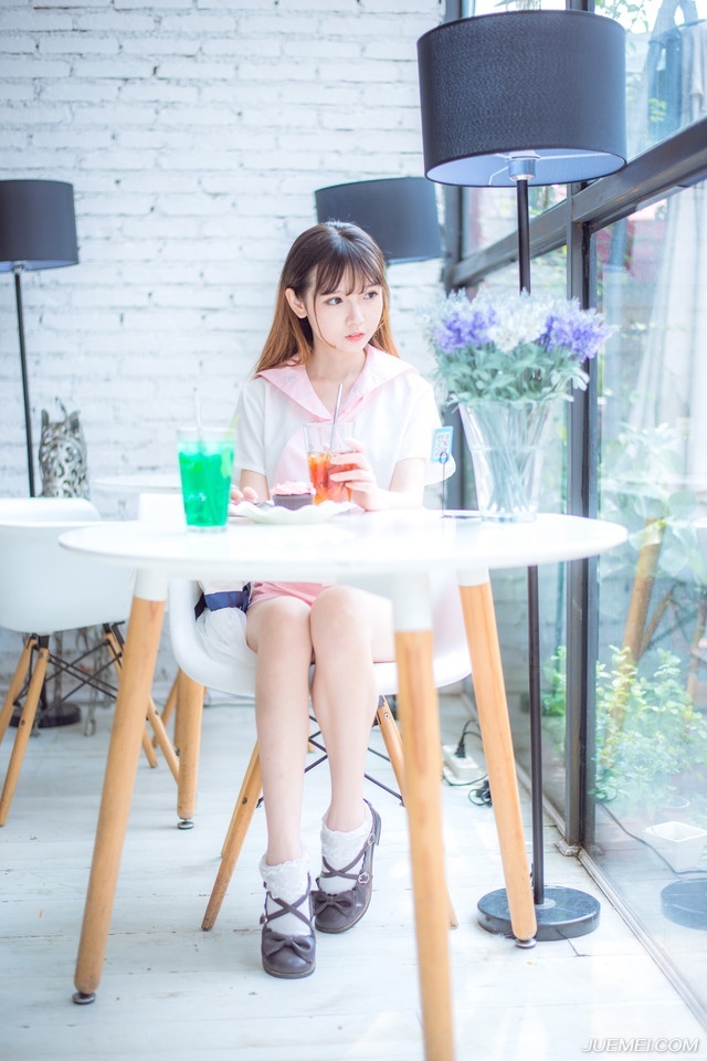“若但以军略而论，士元胜我多矣。”诸葛亮苦笑着摇头道。